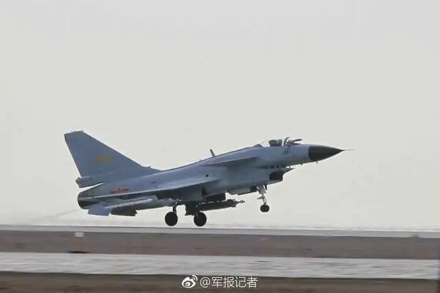 天空突显黄皮歼-20，外挂一对巨型副油箱，彰显