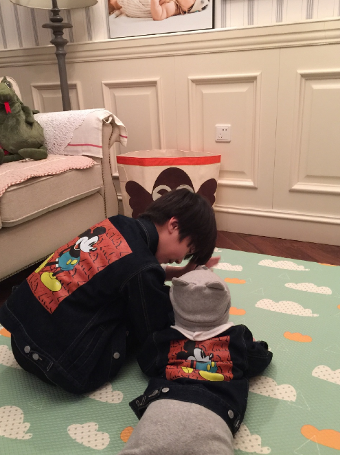 张亮5岁女儿近照，一头卷发对镜臭美，五官和哥哥天天如复制粘贴