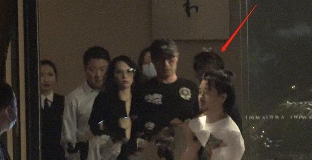 章子怡一家做陶艺，章子怡搂着醒醒做小碗，汪峰做出一滩泥