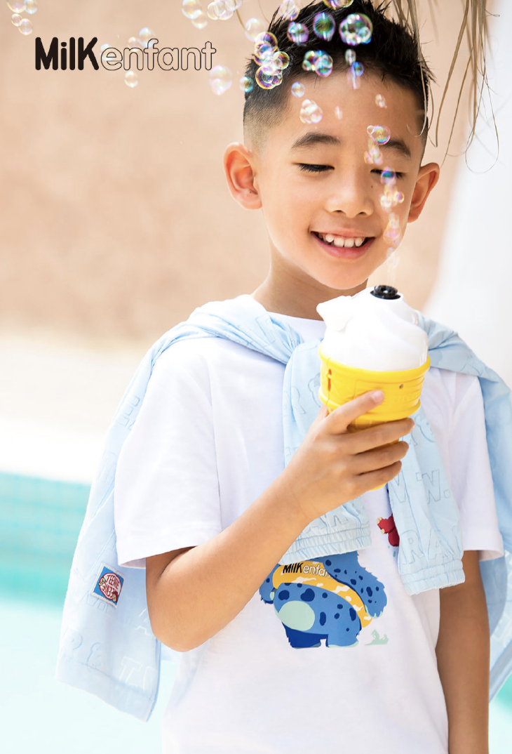 Jasper拍六一写真，8岁小小春长成翩翩少年，玩水吹泡泡充满童趣