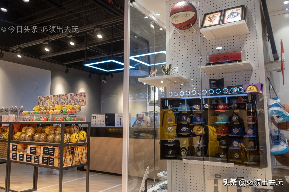 nba旗舰店都有哪些(探访nba北京旗舰店，店内除姚明的11号，其余火箭队周边都撤出)