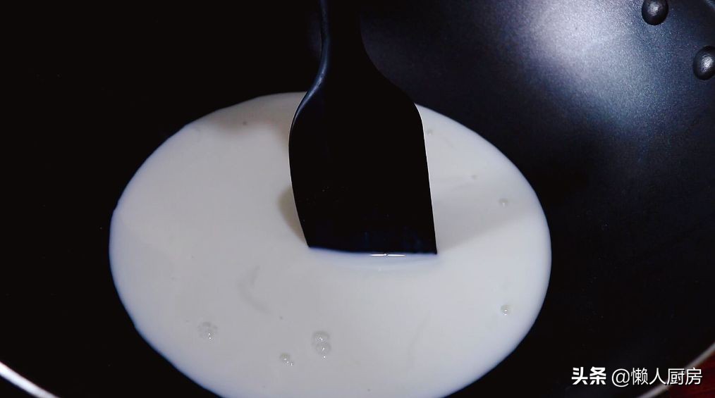 Don’t just make sandwiches for toast. Add milk and 2 eggs to make it more delicious.