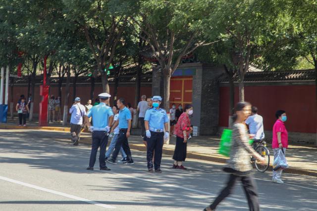 旅游是每个人的权利，遵守规则是义务，年老不是你翻越栅栏的理由