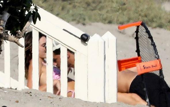 毫不避嫌！ 布克與詹娜現身海灘，兩人親熱照片曝光，網友：注意點