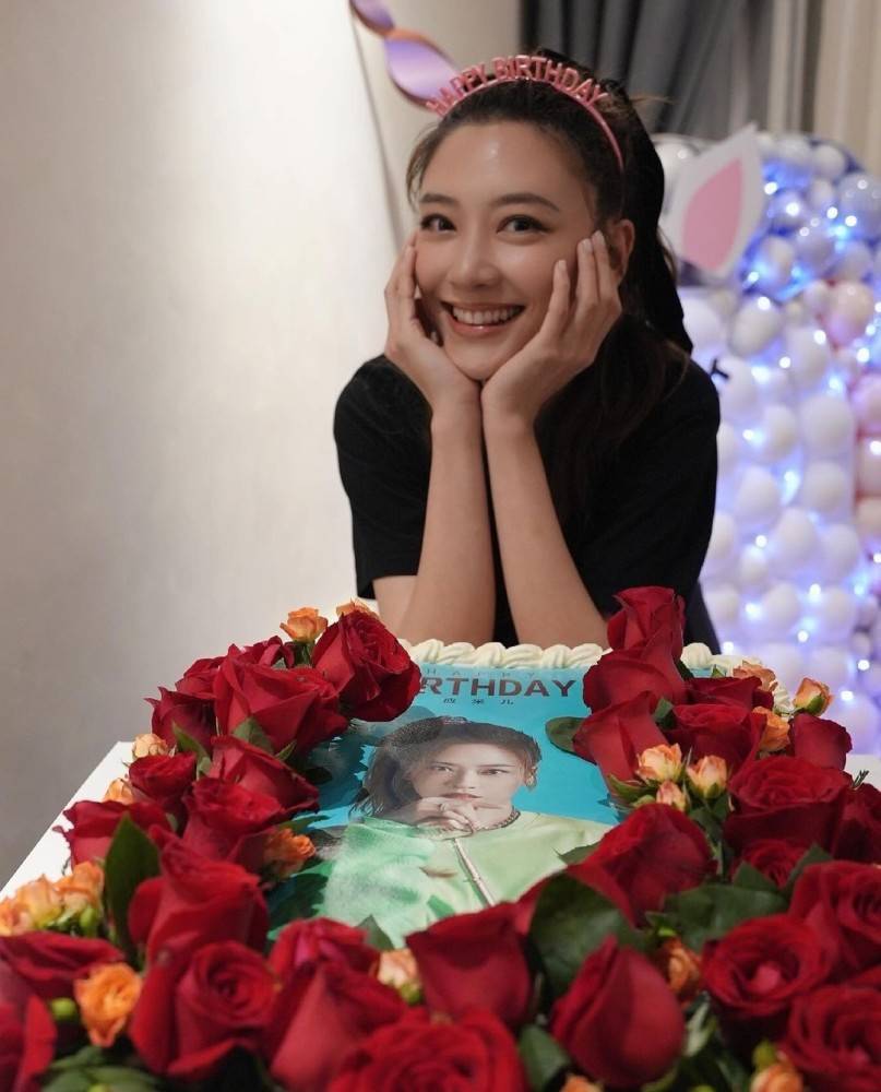 陈小春妻子庆生照，双手捧脸穿T恤皮肤白，小儿子穿兄弟装也出镜