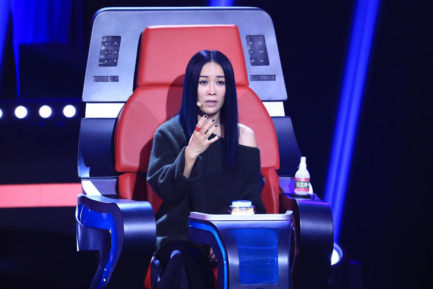 53岁那英短发近照曝光，因身材矮小遭网友点评：