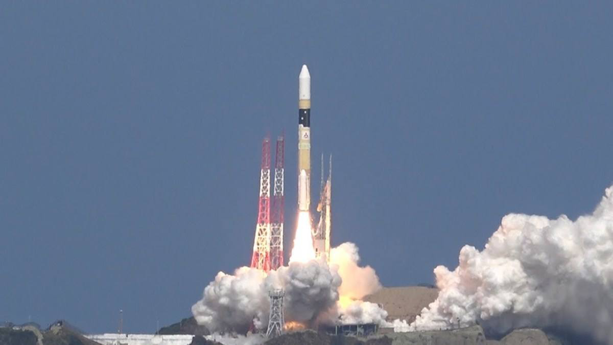 日本太空军迈出第一步？卫星带4斤炸弹上天，小行星直接轰出大坑