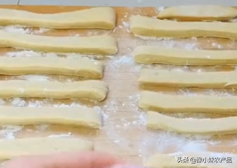铁棍山药+鸡蛋做成小面食，内里绵软表皮香脆，香喷喷像小面包