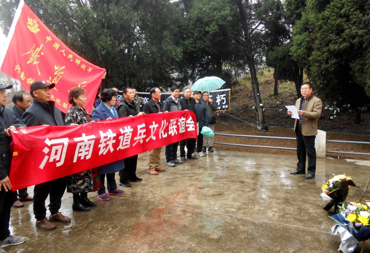 铁道兵退役军人军礼致敬在杨连第烈士纪念碑前，王长江 王密成