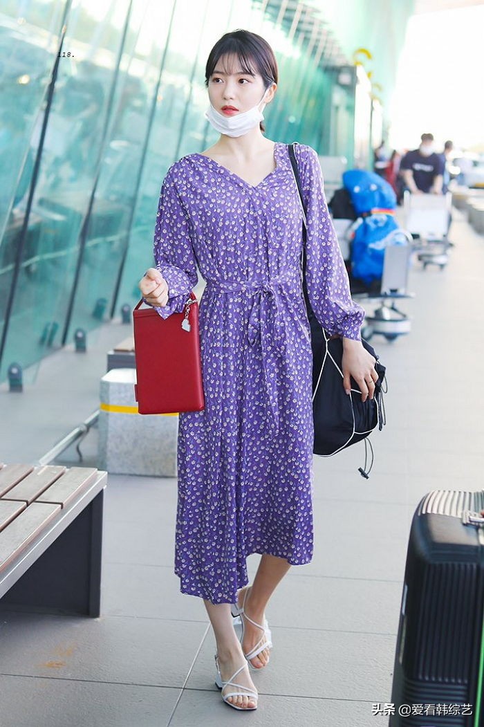 申艺恩身穿华丽连衣裙，展示少女般的气质，向