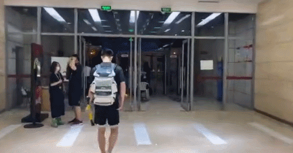 Zhao Jiwei walks out of the airport alone! Sharp-eyed of female vermicelli made from bean starch, cross protect column, 