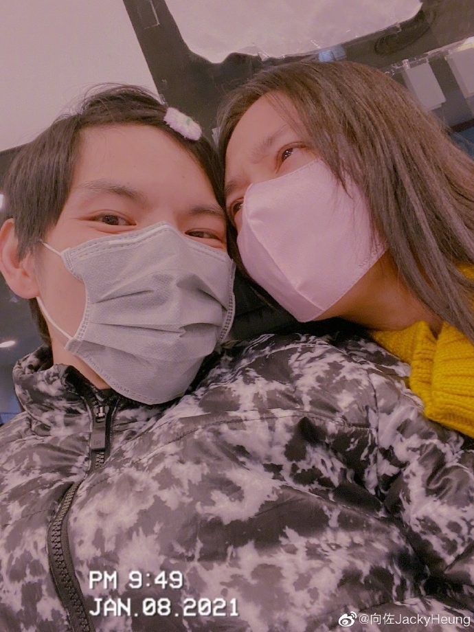 向佐罕晒全家福庆生！妻子郭碧婷素颜抱娃显疲惫，女儿胖嘟嘟超萌