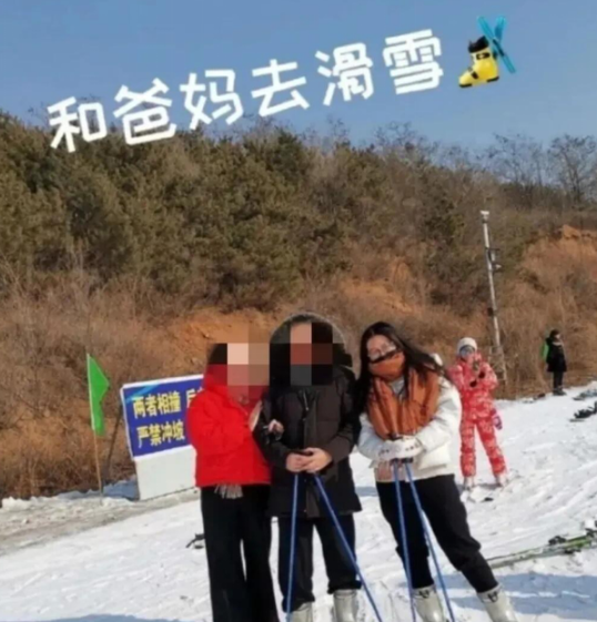 大连理工女生被教授开车撞身亡：现场摆满鲜花