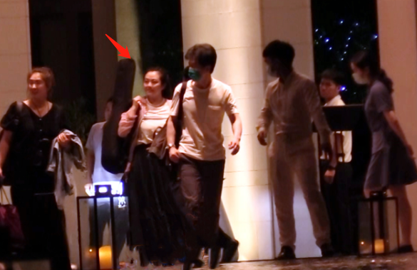 李健与妻子三亚度假！娇妻身材微胖五官精致，替丈夫背吉他似助理