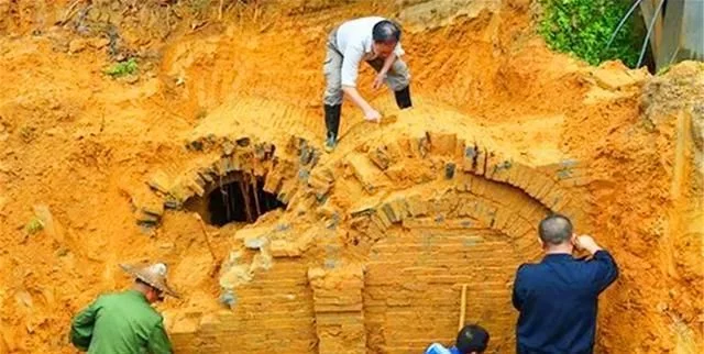 老农在陕西发现古墓，墓中有一对盖被睡觉的男