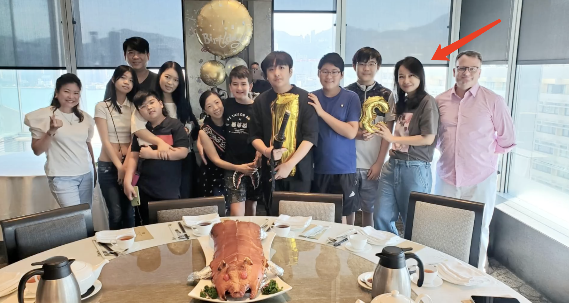 吴镇宇儿子费曼晒庆生视频，与妈妈温馨同框，王丽萍温婉知性