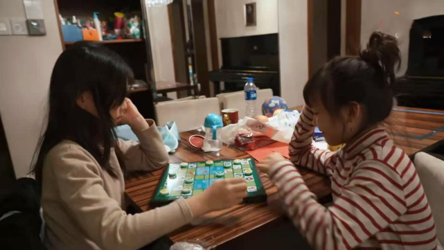 張晉新年首曬全家福，三個兒女同框送祝福，豪宅內景罕見曝光