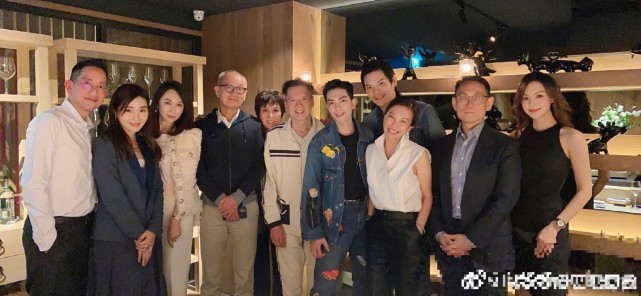 向佐曬一家三口牽手照官宣女兒百日，郭碧婷依偎老公肩膀秀恩愛