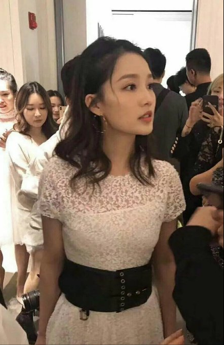 李沁的礼服，又又又翻车了