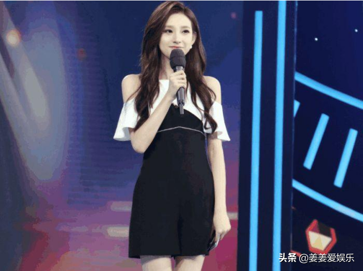 90后央广美女主持，T台泳裤意外掉落，霸气回应