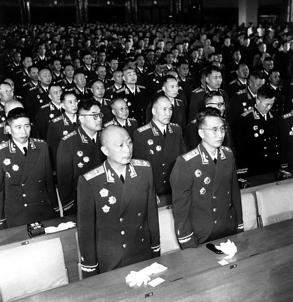 1955年怀仁堂授衔，毛泽东亲授元帅令，为何仍有三位元帅缺席
