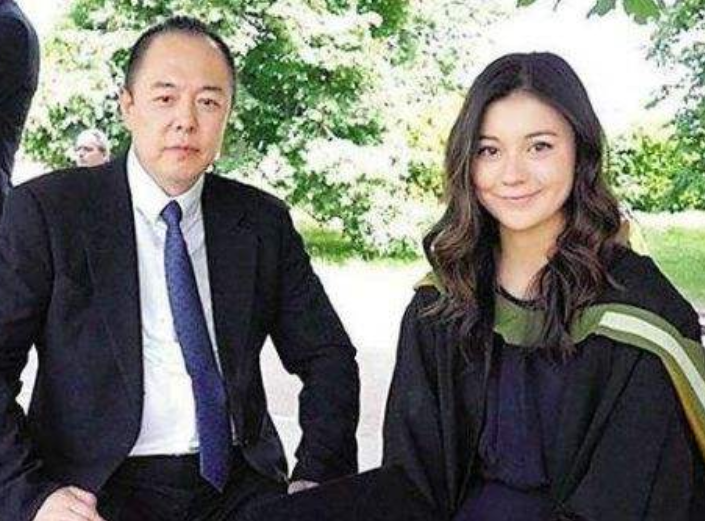 有種“混血兒”叫張鐵林女兒，顏值超高似仙女，連名字都仙氣十足