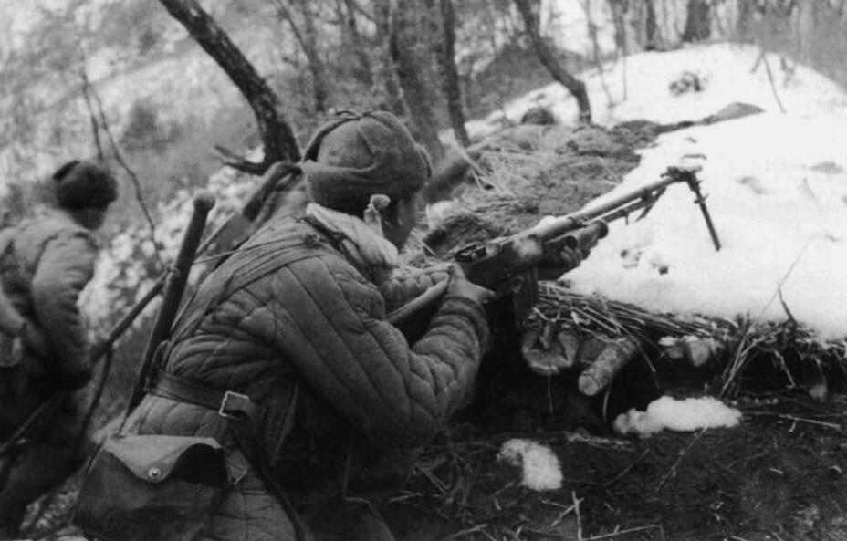 取之于敌，用之于敌！志愿军如何用缴获武器，