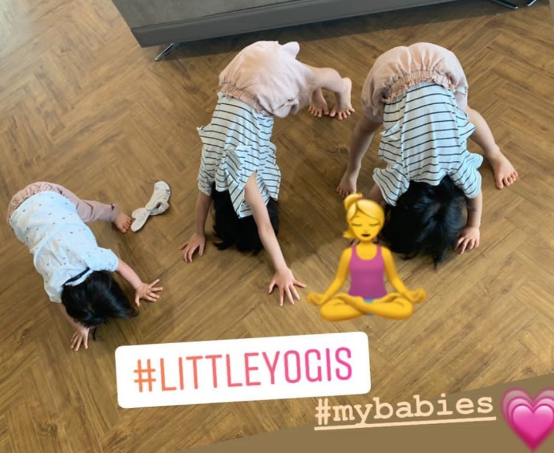 王力宏嬌妻帶娃看向日葵，李靚蕾和三個兒女穿同款，手牽手超有愛