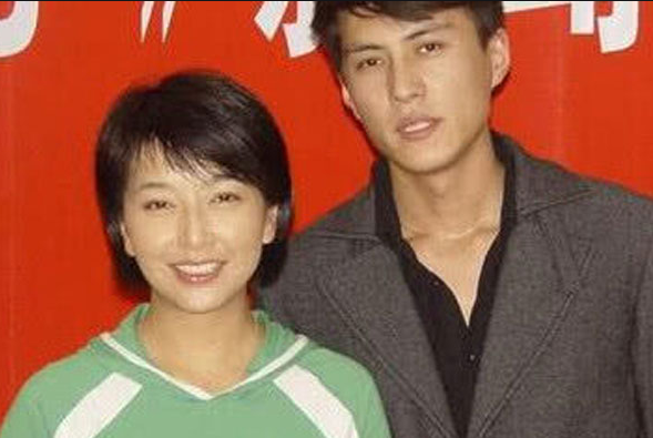 44岁靳东生日，妻子发文甜蜜表白，两儿子画作细节超暖心