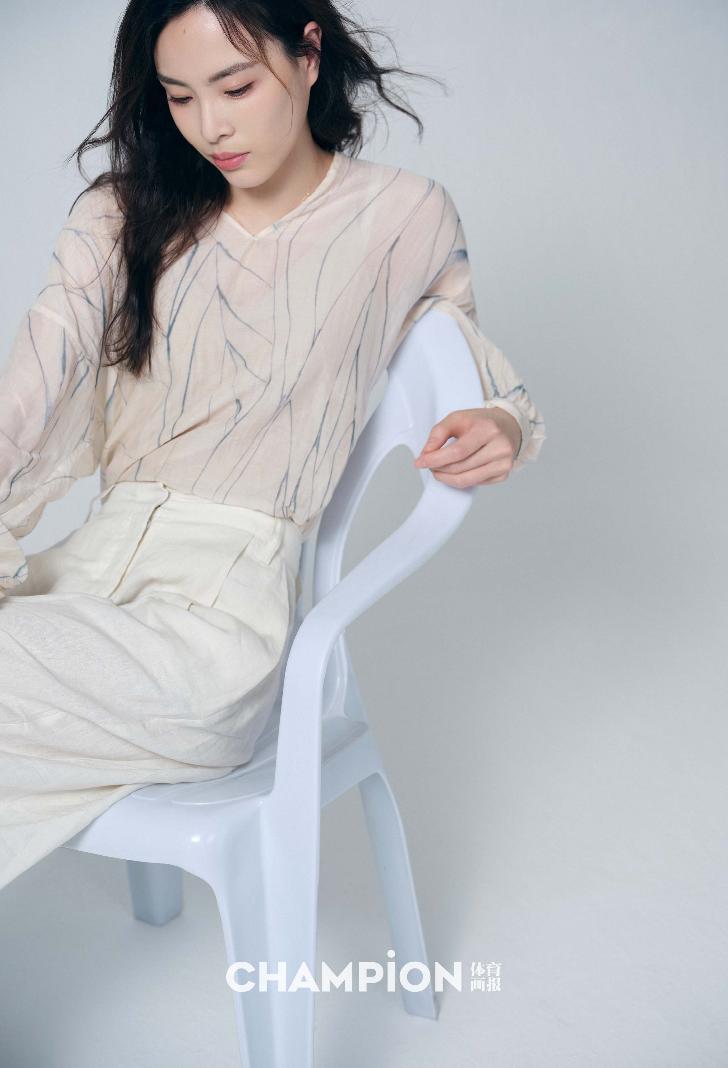 吴敏霞杂志大片曝光，状态姣好又酷又飒展现女性之美