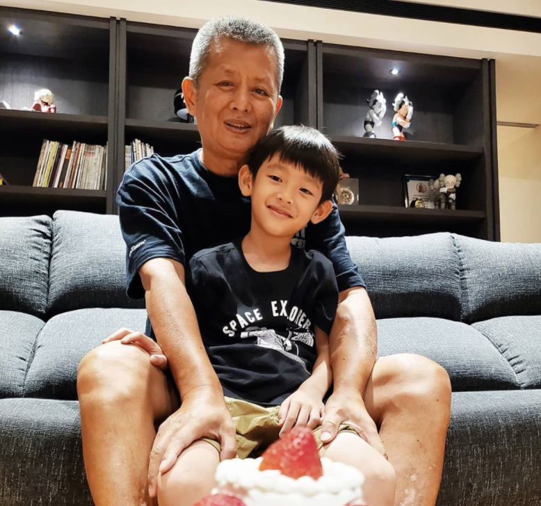 鼻酸！女友峮峮代替小鬼为其父过60大寿，完美复刻全家福