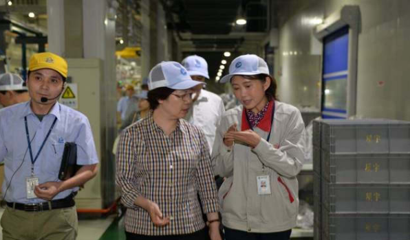 她是常州女首富，身家290亿不爱宝马独爱车灯，终成车界董明珠
