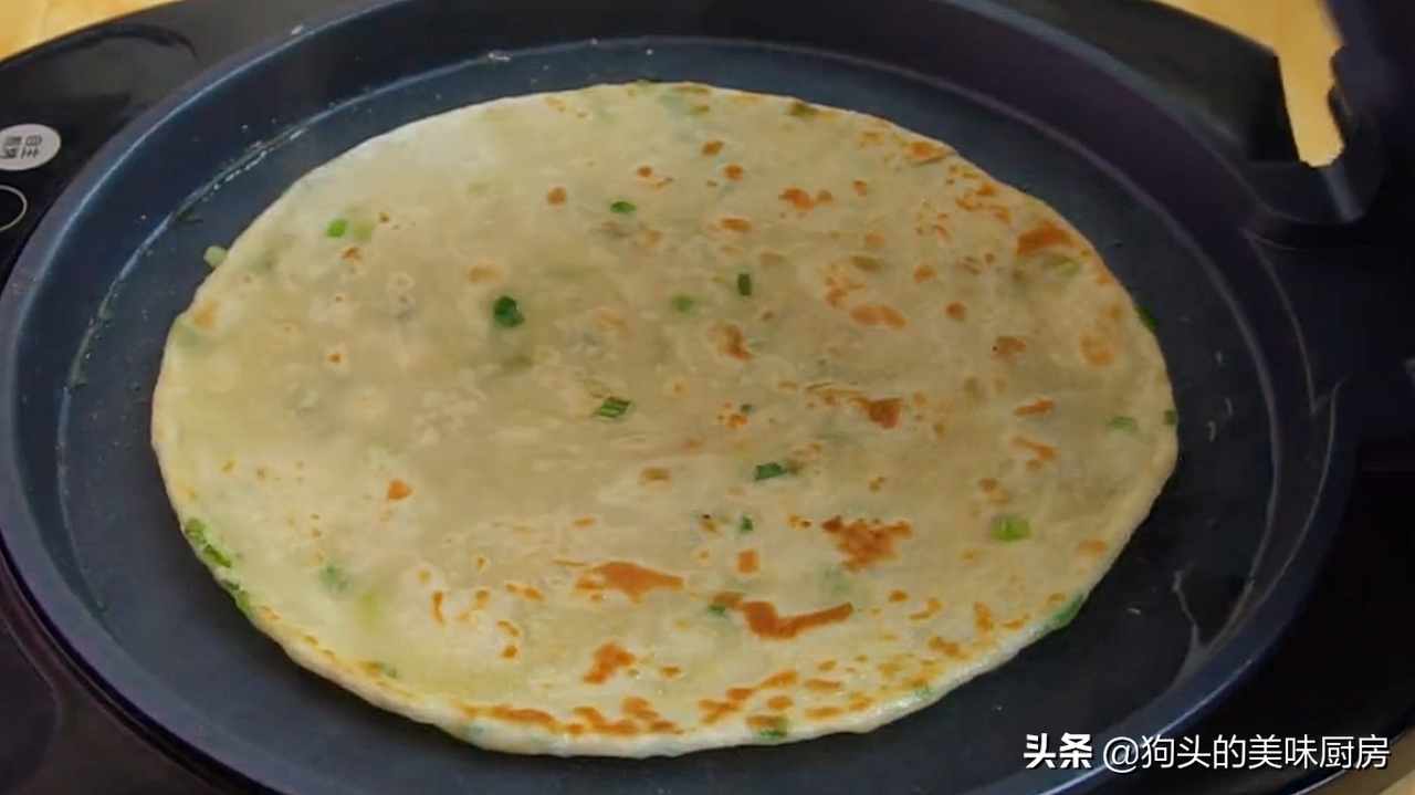 想吃蔥花餅別再買了，在家就能做，加一把蔥跟鹽，外酥裡軟，真香