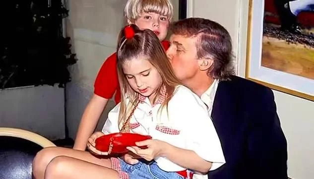 特朗普不“避嫌”！当老婆的面亲伊万卡，出去