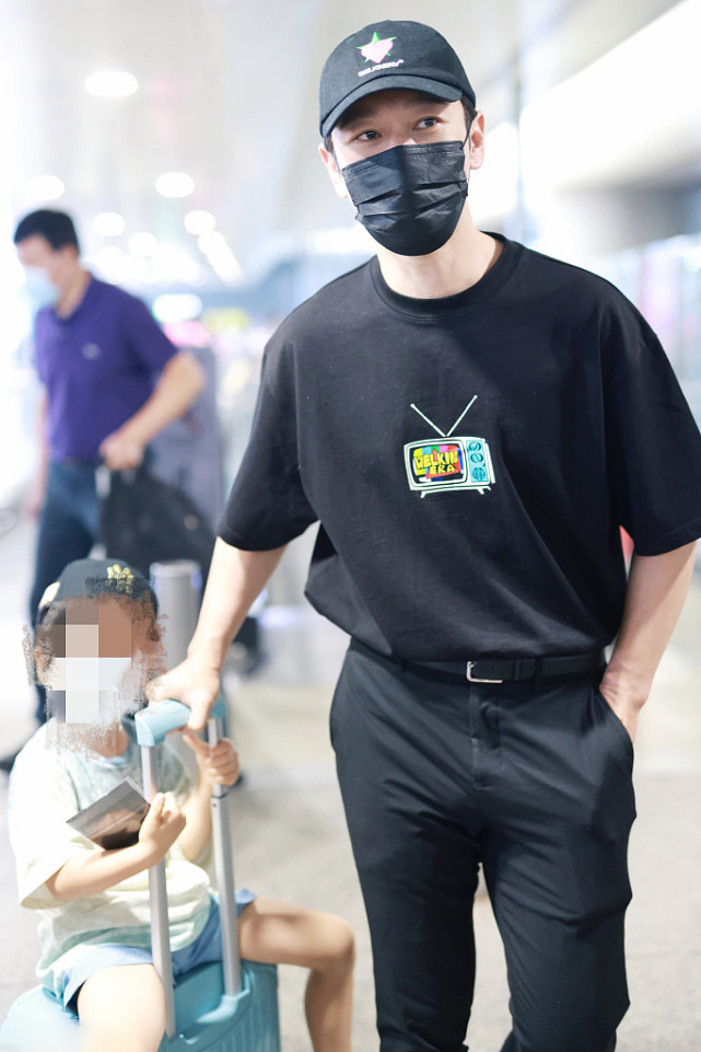 黄晓明带儿子现身潮爸范十足，小海绵坐拉杆箱可爱满分，长腿抢镜