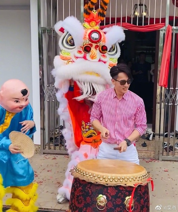 吳尊大家族過元宵發紅包，豪車旁舞獅放鞭炮，豪宅餐廳容納30人