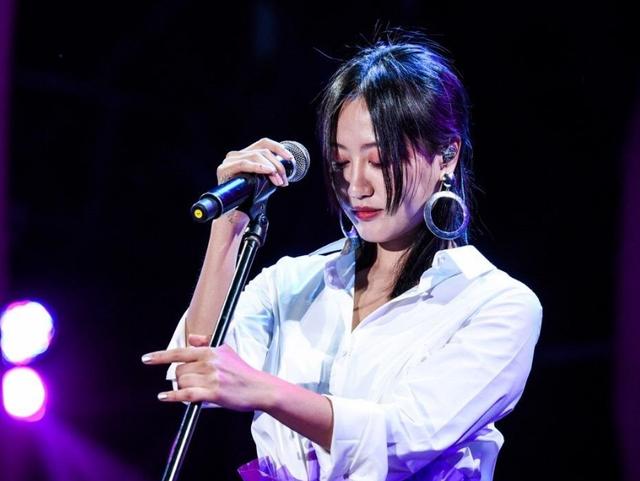 陈粒爆哭惹争议，网友们认为很戏精，她到底哪