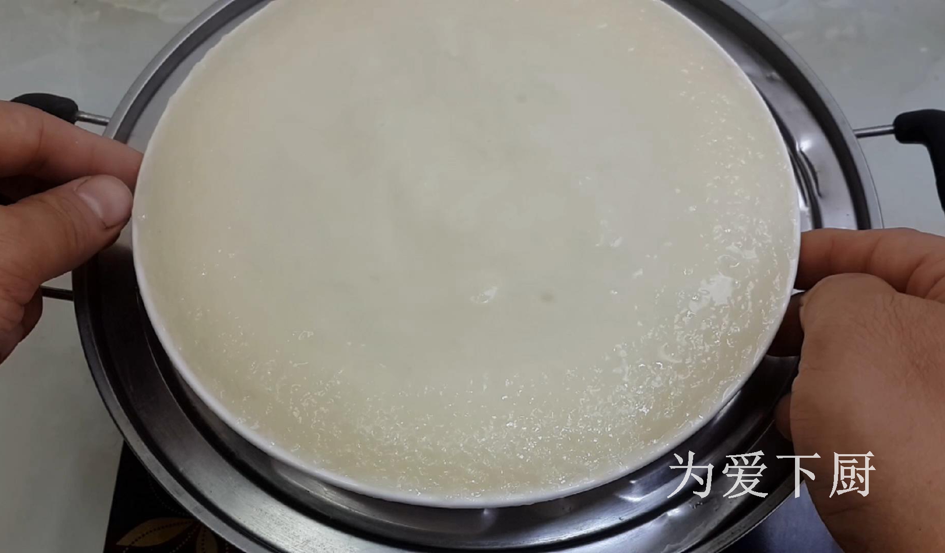 The glutinous rice flour is delicious. Add half a bowl of red beans. It is soft and sweet and more comfortable than cake.