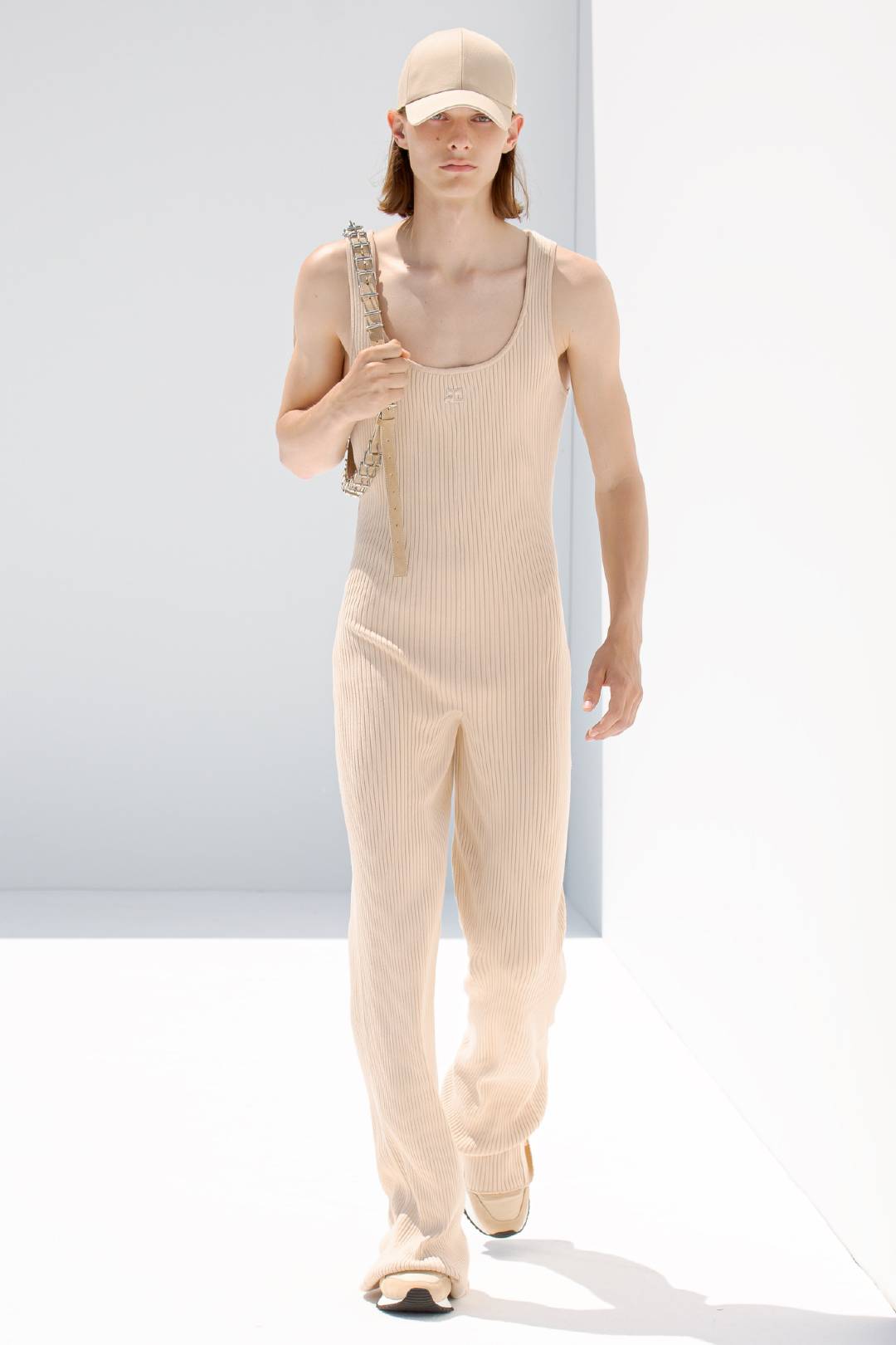 Courrèges Resort 2022 简约利落的设计