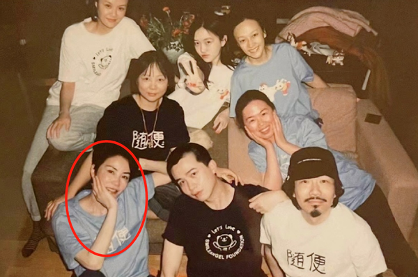 51岁王菲近照曝光！一根皮带勒出“巴掌腰”，手腕套14个铁圈
