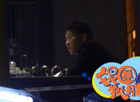 曹云金深夜与俩美女聚餐，街边热聊好惬意，却不见其女友在旁？