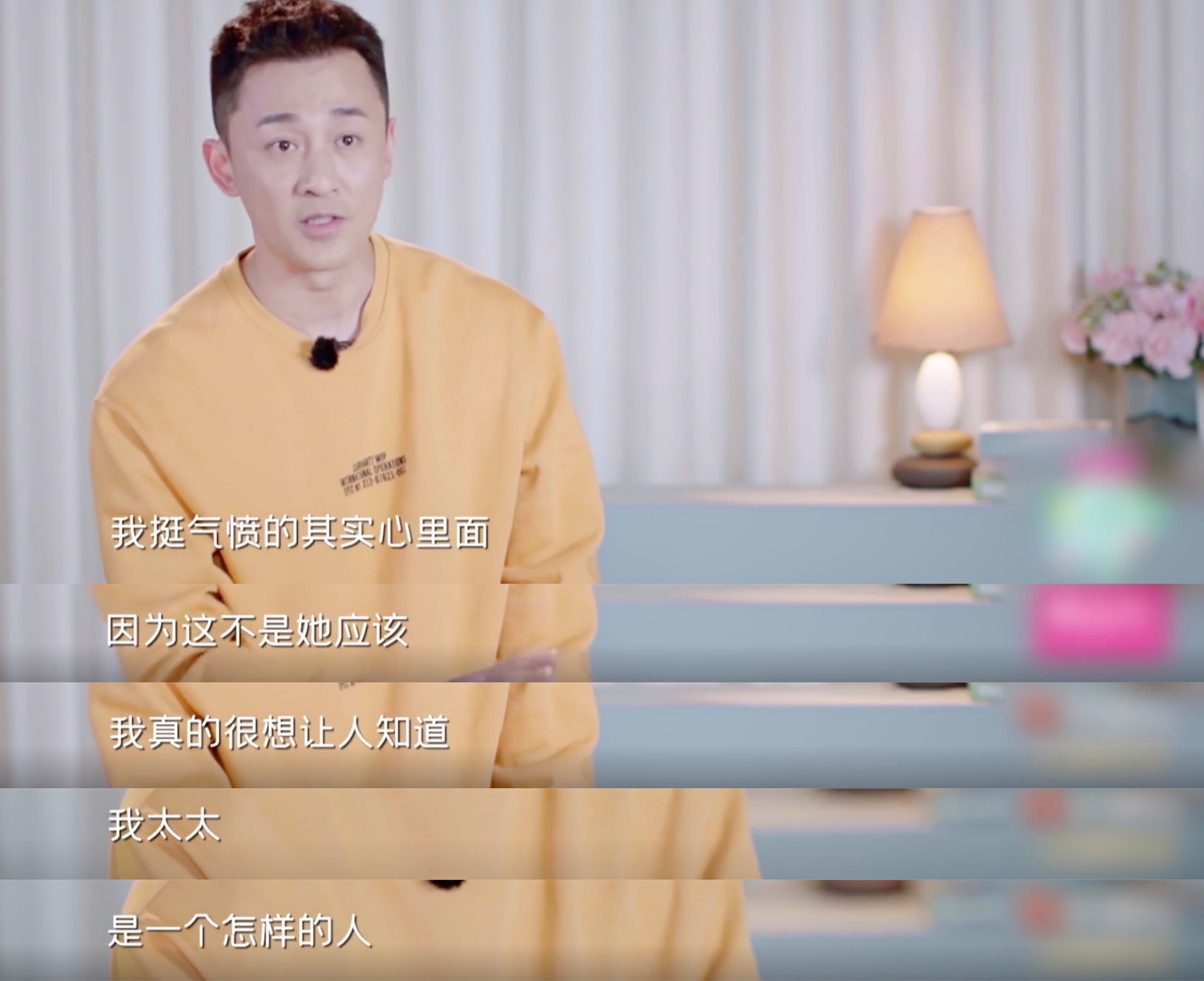 林峯一家三口漫步海边，和张馨月互为彼此掌镜，牵手女儿父爱满满