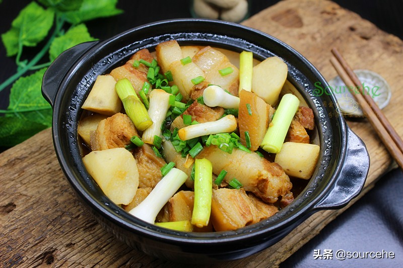 秋冬季，五花肉別紅燒，加山藥倒入砂鍋燉一燉，熱乎乎很暖胃