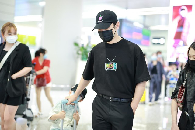 黄晓明带儿子现身潮爸范十足，小海绵坐拉杆箱可爱满分，长腿抢镜