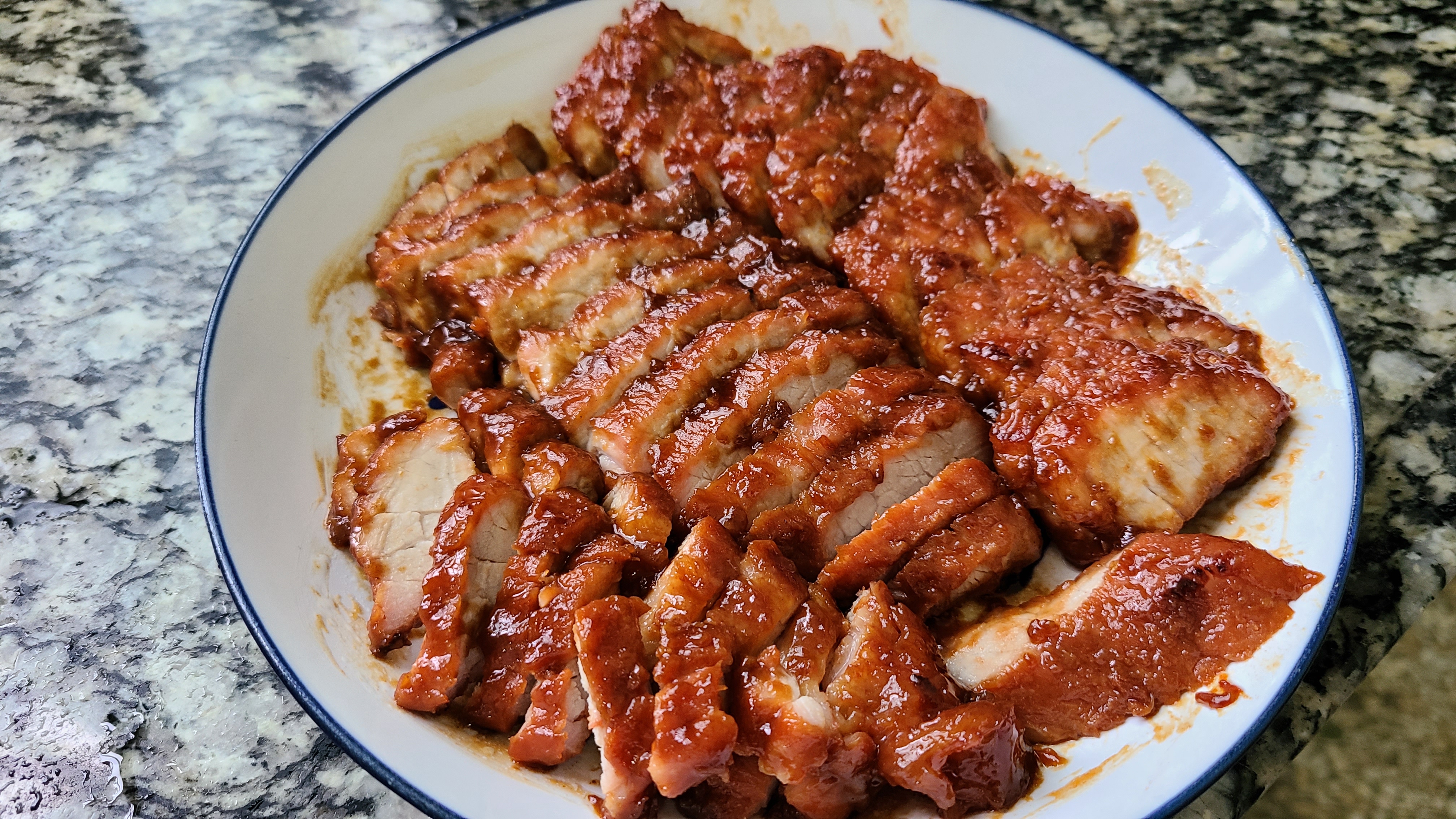 蜜汁叉烧，是广东很出名的一道菜，好吃又好看，太香了