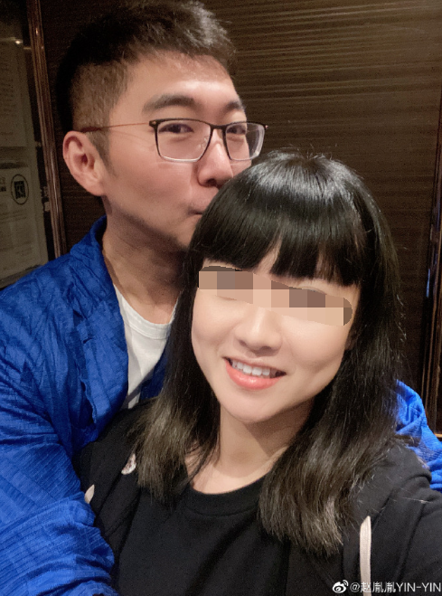 陈数老公深夜晒照，和女子亲密“背后杀”，火速回应：是亲表妹