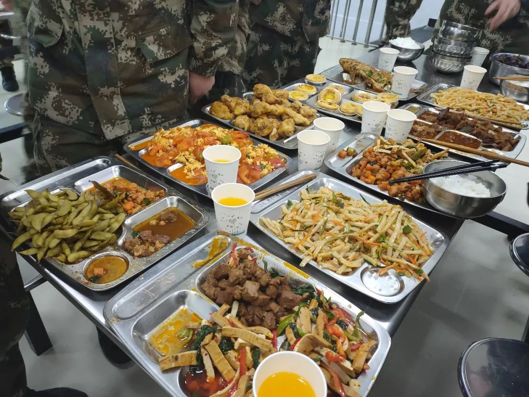 兵哥哥的“年夜饭”，看看哪个单位的伙食你最喜欢？