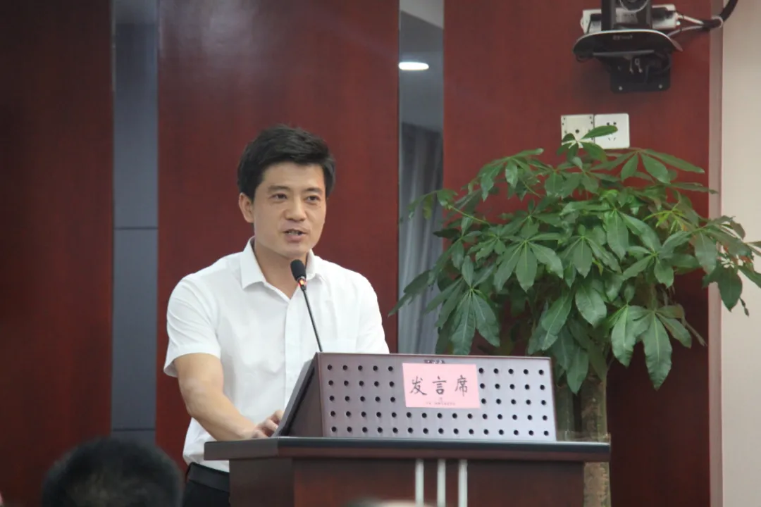 用讴歌党的大合唱激发干事创业大合唱