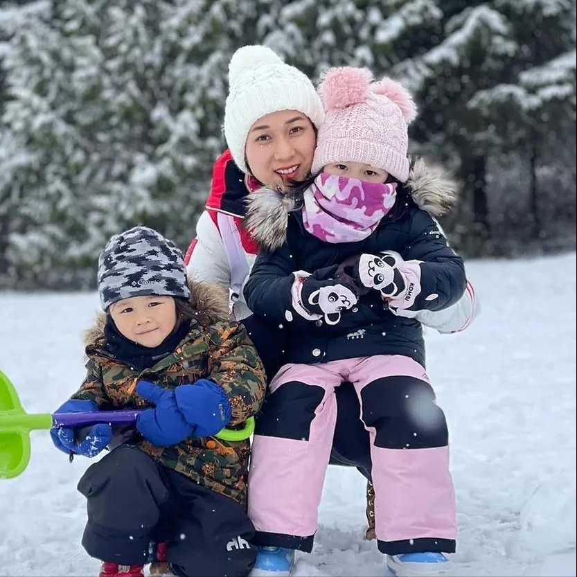 鍾嘉欣陪子女堆雪人，畫面溫馨有愛，2歲兒子古靈精怪越來越帥