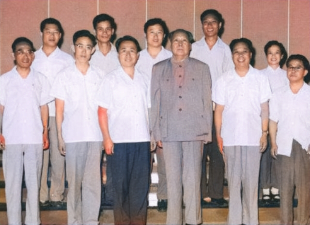 毛主席逝世3小时后，周福明跪着给他最后一次理发：泪水早已哭干-第12张图片-大千世界